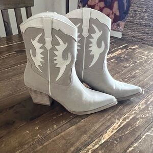 Elegant Cream Western Heeled cowboy Boots